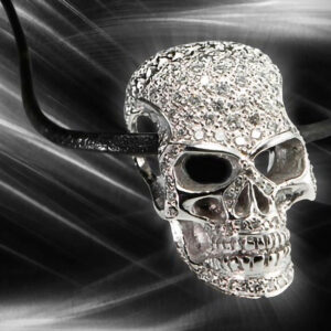 Skull in 18kt white gold with Diamonds